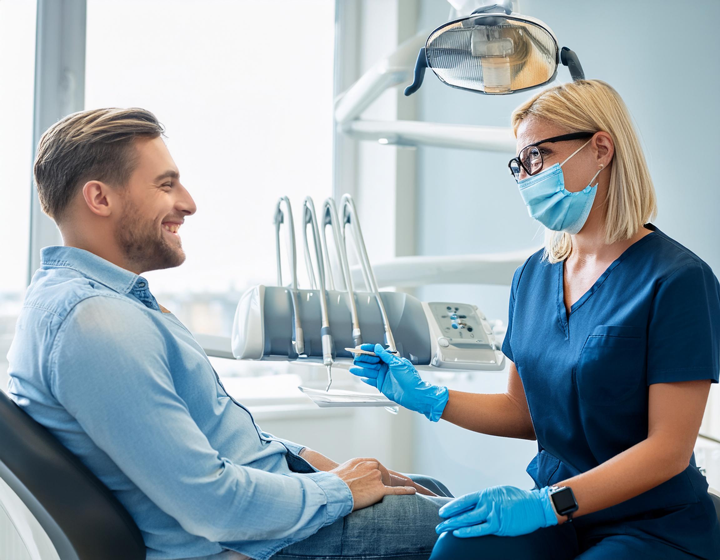 Dentista no consultorio atendendo paciente